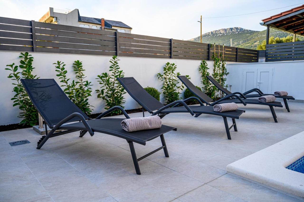Villa Relax - Beautiful Apartment With Heated Saltwater Pool & Jacuzzi Каштела Экстерьер фото