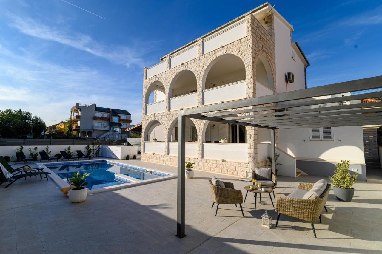 Villa Relax - Beautiful Apartment With Heated Saltwater Pool & Jacuzzi Каштела Экстерьер фото