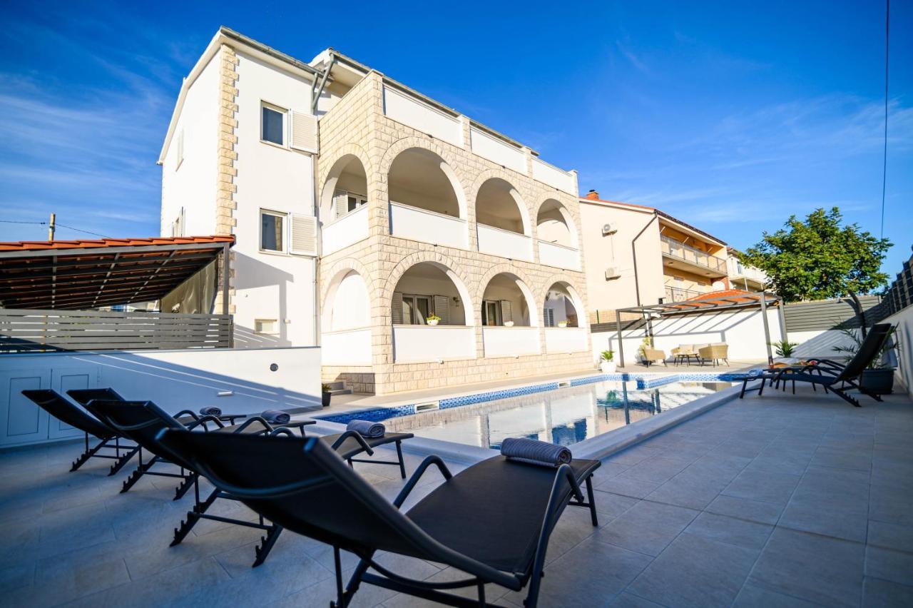 Villa Relax - Beautiful Apartment With Heated Saltwater Pool & Jacuzzi Каштела Экстерьер фото