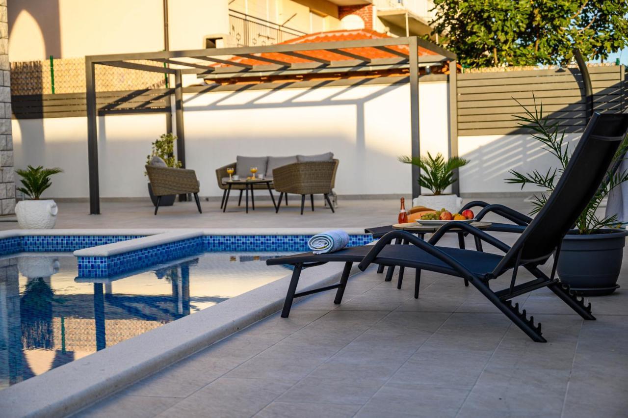 Villa Relax - Beautiful Apartment With Heated Saltwater Pool & Jacuzzi Каштела Экстерьер фото