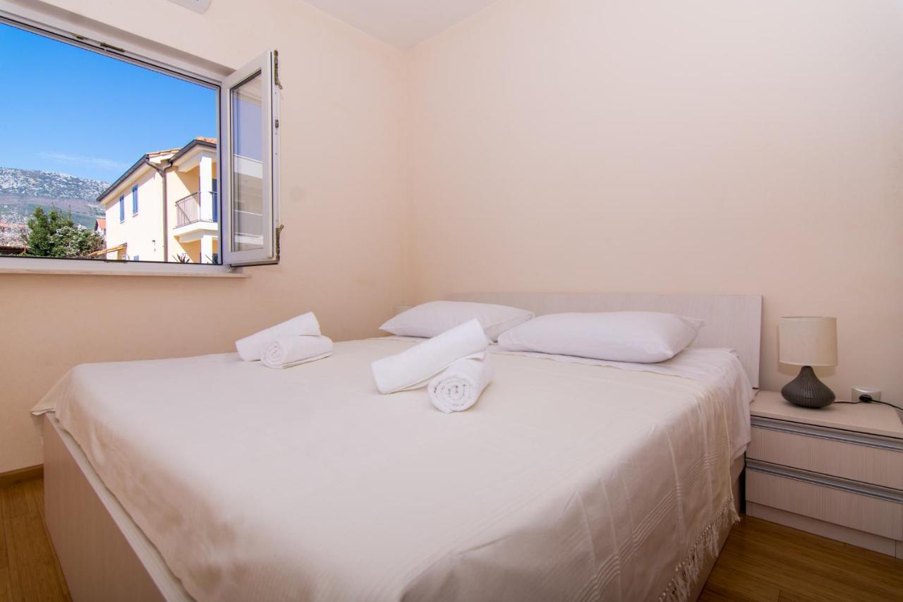 Villa Relax - Beautiful Apartment With Heated Saltwater Pool & Jacuzzi Каштела Экстерьер фото