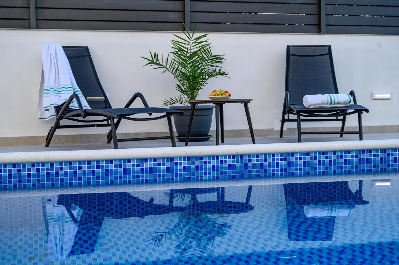 Villa Relax - Beautiful Apartment With Heated Saltwater Pool & Jacuzzi Каштела Экстерьер фото
