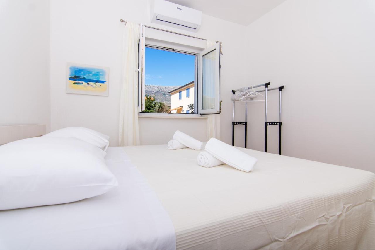 Villa Relax - Beautiful Apartment With Heated Saltwater Pool & Jacuzzi Каштела Экстерьер фото