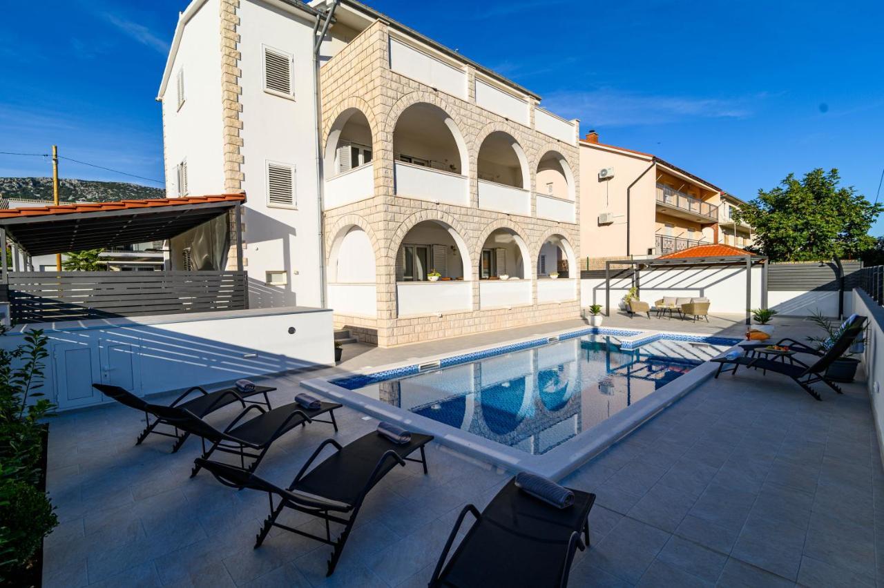 Villa Relax - Beautiful Apartment With Heated Saltwater Pool & Jacuzzi Каштела Экстерьер фото