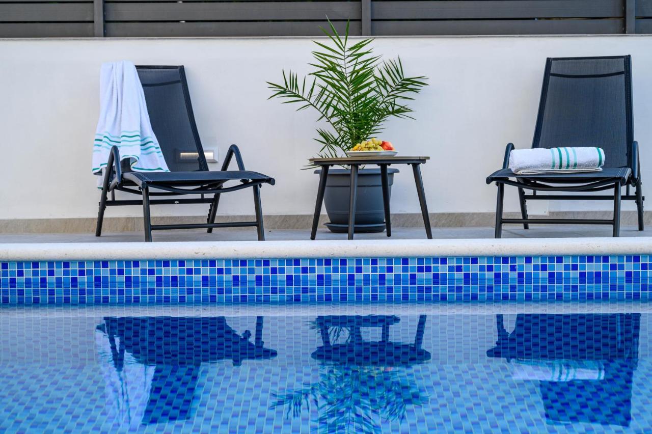 Villa Relax - Beautiful Apartment With Heated Saltwater Pool & Jacuzzi Каштела Экстерьер фото