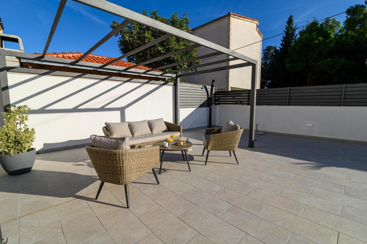 Villa Relax - Beautiful Apartment With Heated Saltwater Pool & Jacuzzi Каштела Экстерьер фото