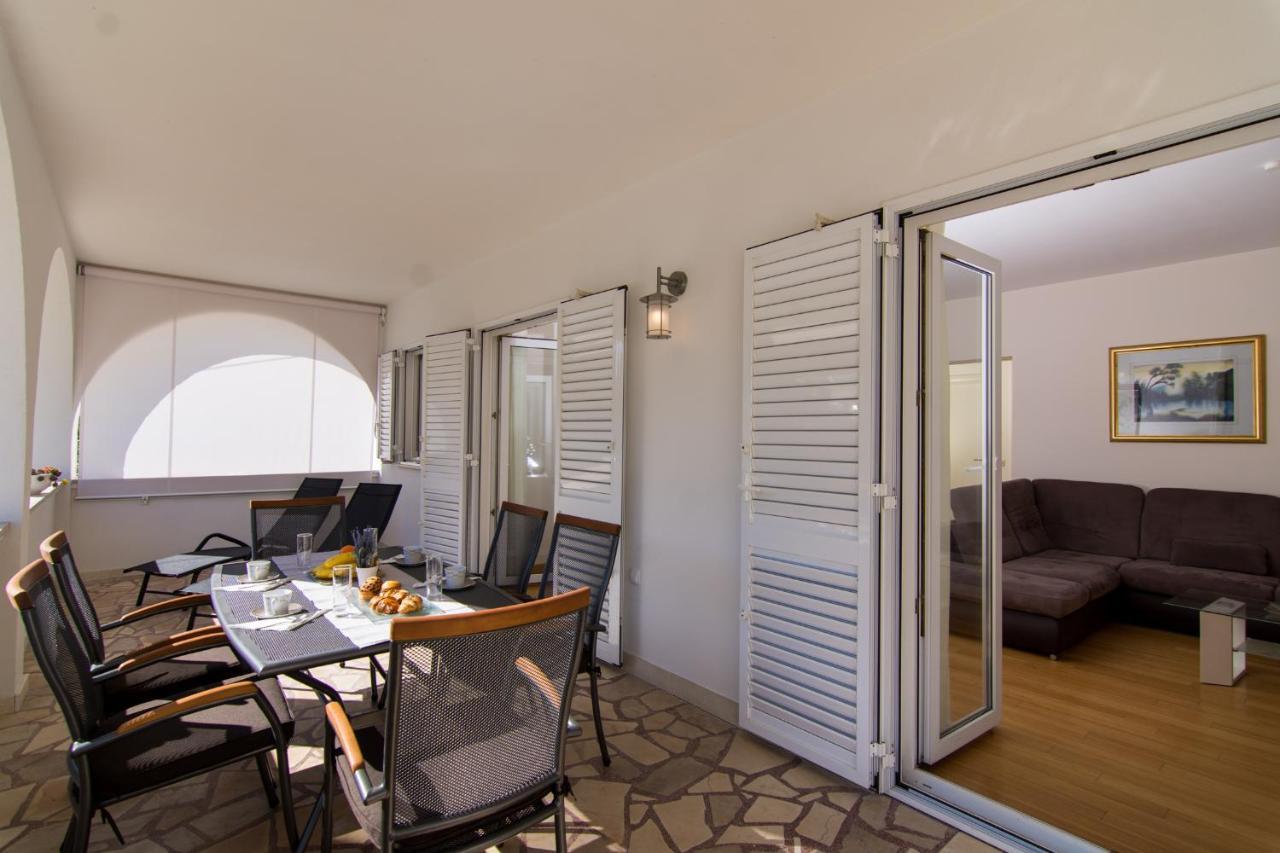 Villa Relax - Beautiful Apartment With Heated Saltwater Pool & Jacuzzi Каштела Экстерьер фото