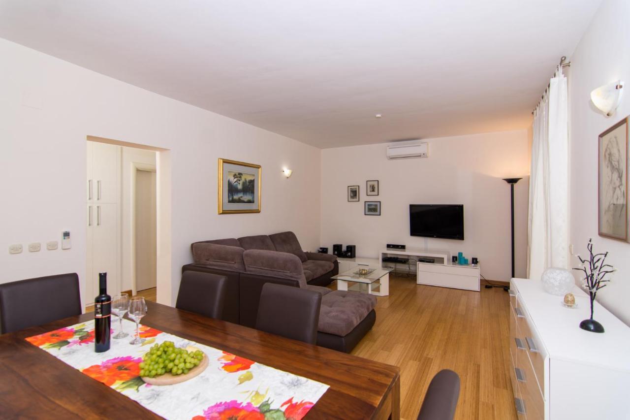 Villa Relax - Beautiful Apartment With Heated Saltwater Pool & Jacuzzi Каштела Экстерьер фото