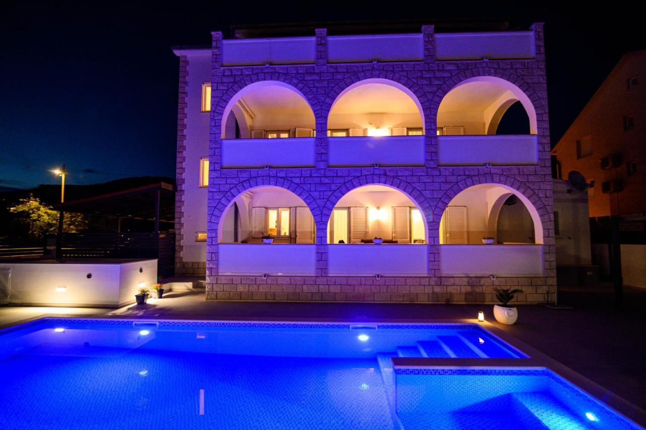 Villa Relax - Beautiful Apartment With Heated Saltwater Pool & Jacuzzi Каштела Экстерьер фото