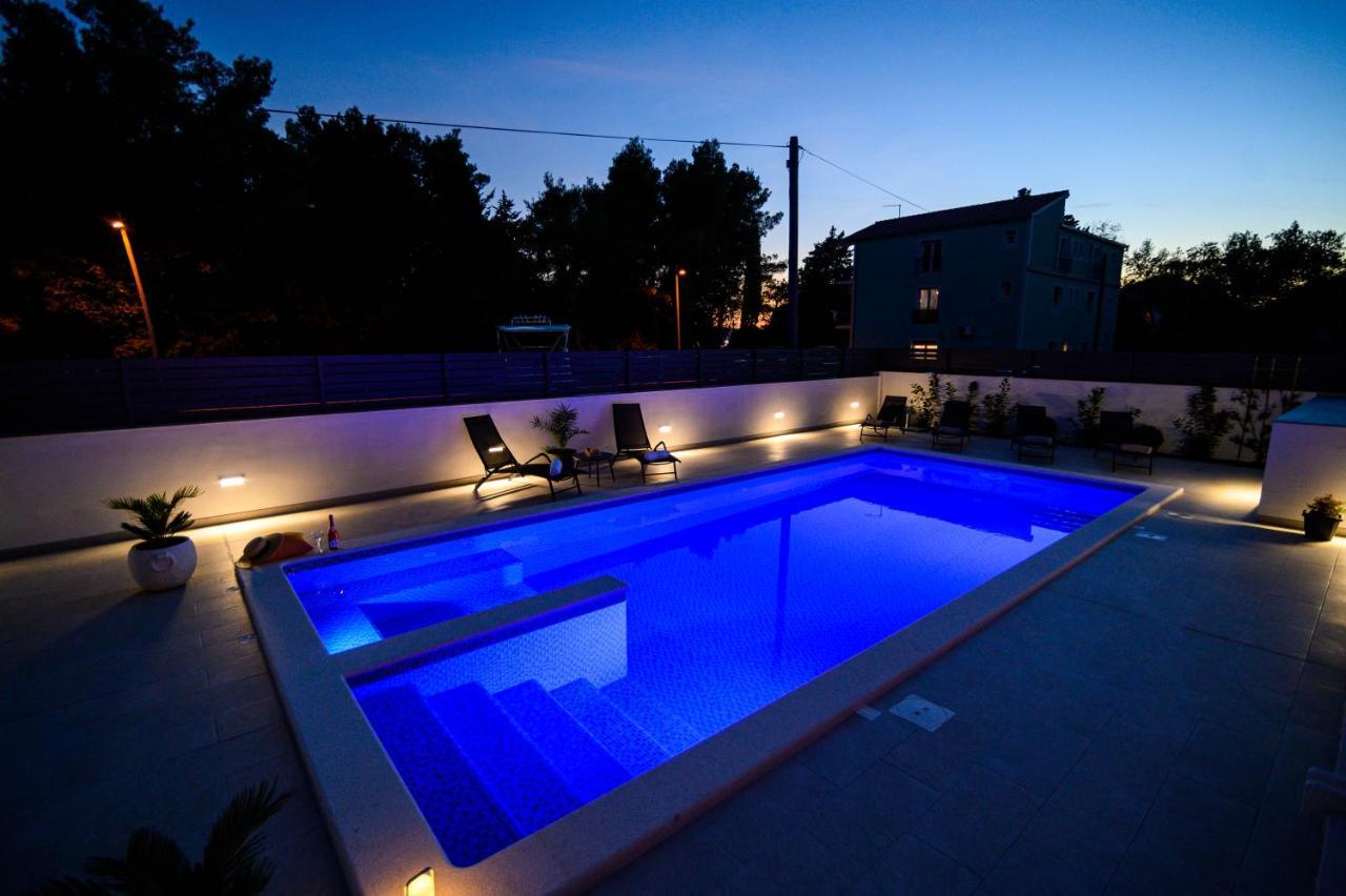 Villa Relax - Beautiful Apartment With Heated Saltwater Pool & Jacuzzi Каштела Экстерьер фото