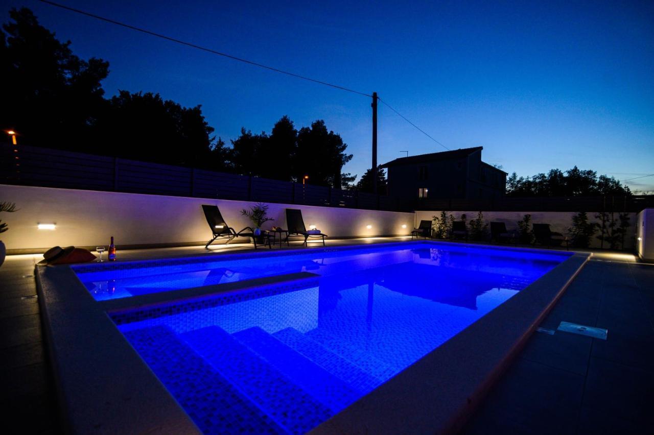 Villa Relax - Beautiful Apartment With Heated Saltwater Pool & Jacuzzi Каштела Экстерьер фото