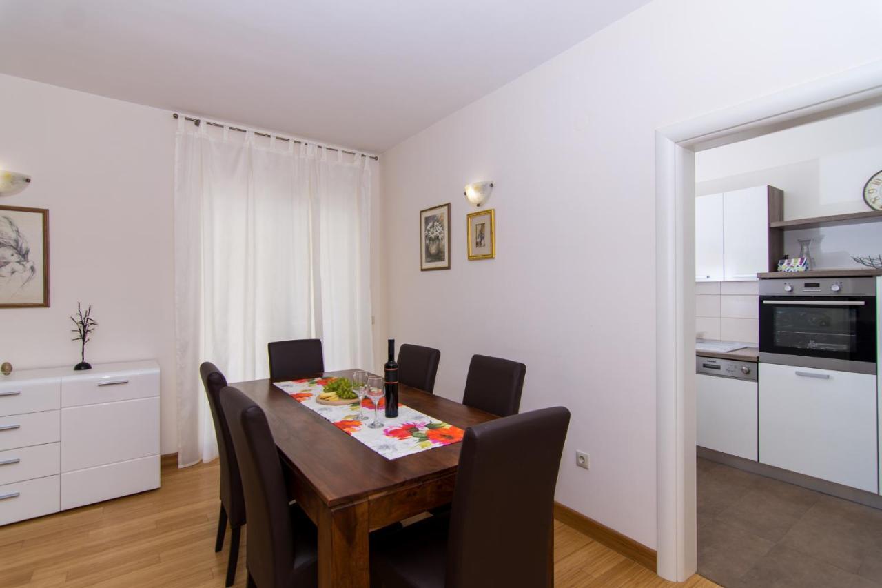 Villa Relax - Beautiful Apartment With Heated Saltwater Pool & Jacuzzi Каштела Экстерьер фото